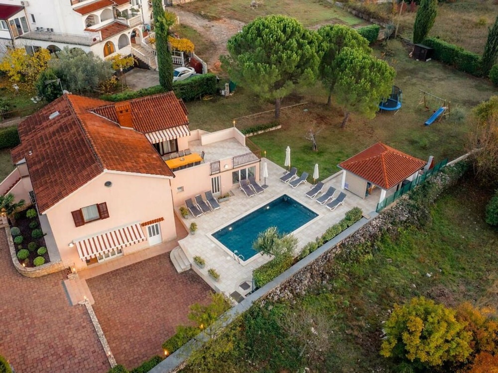 Villa Rosy Comfortable Holiday Residence