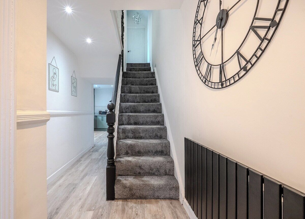 Stadium View 5-bed Retreat + Parking