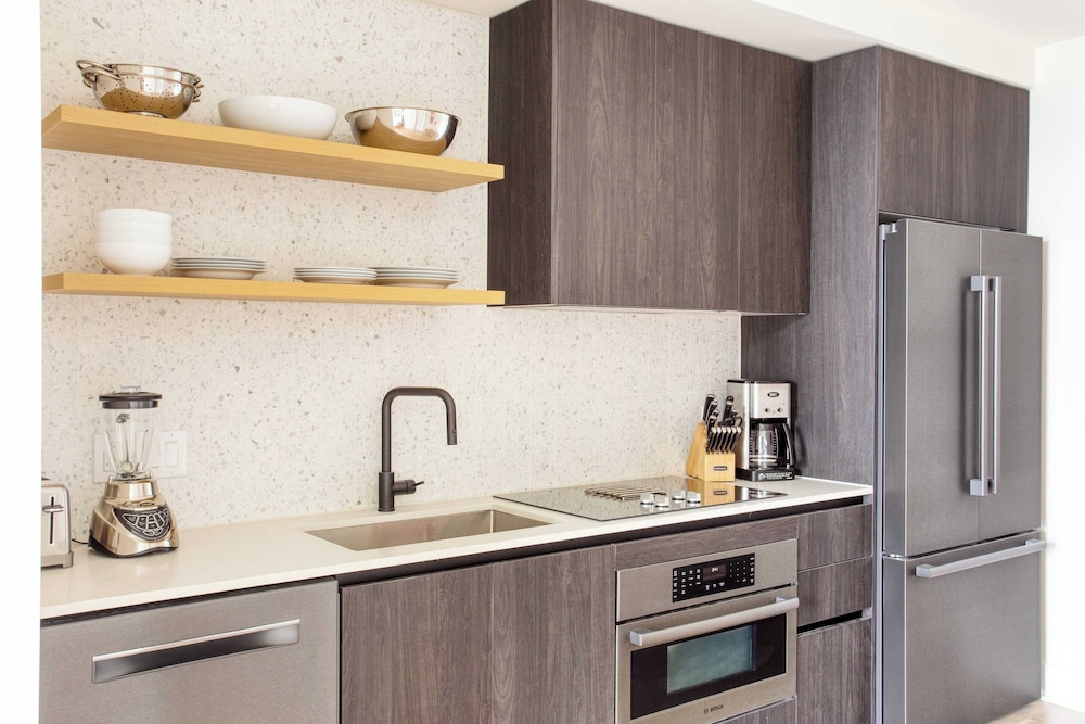 Luxe High Rise Near DT Austin w/ Views Rooftop Pool, Gym, & Luxe Amenities