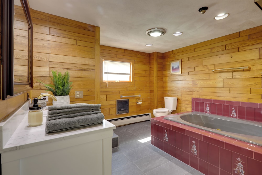 Waterfront Barrington Estate With Hot Tub!
