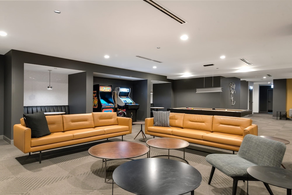 Urban Retreat 2BR Resort Amenities Downtown