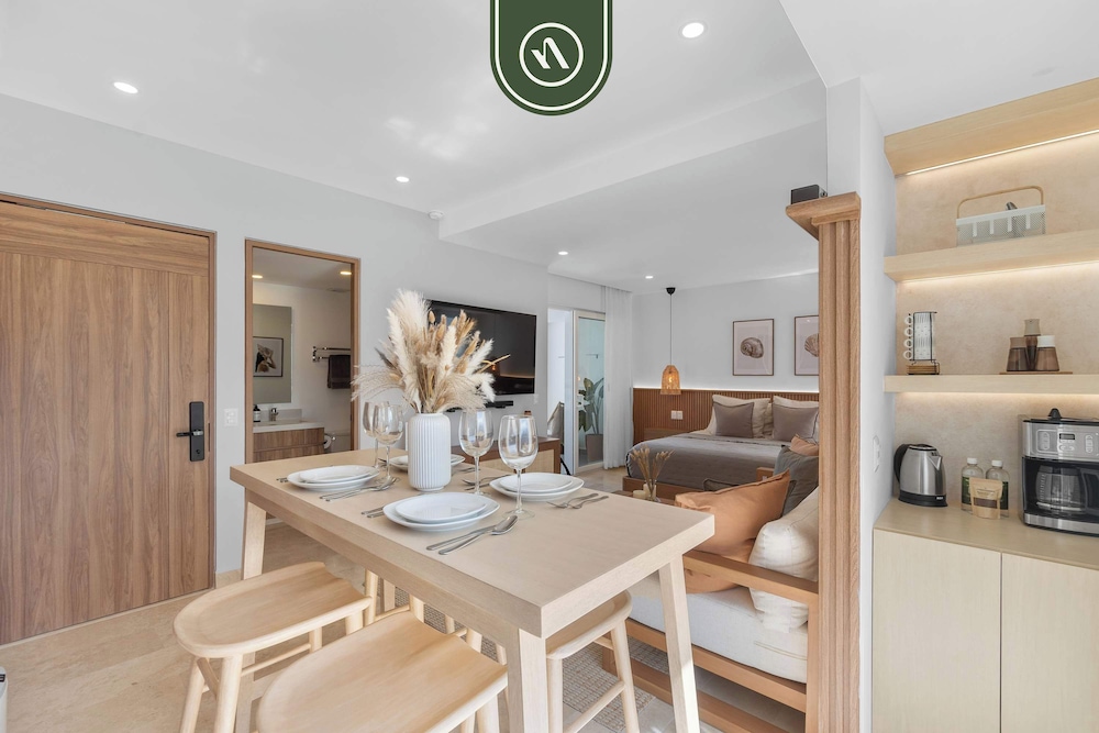 Luxury Oceanfront Studio - Beach - Pools - Gym