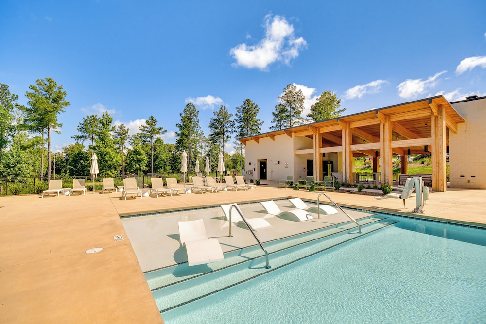 Gated Community w/ Perks: North Carolina Hideaway
