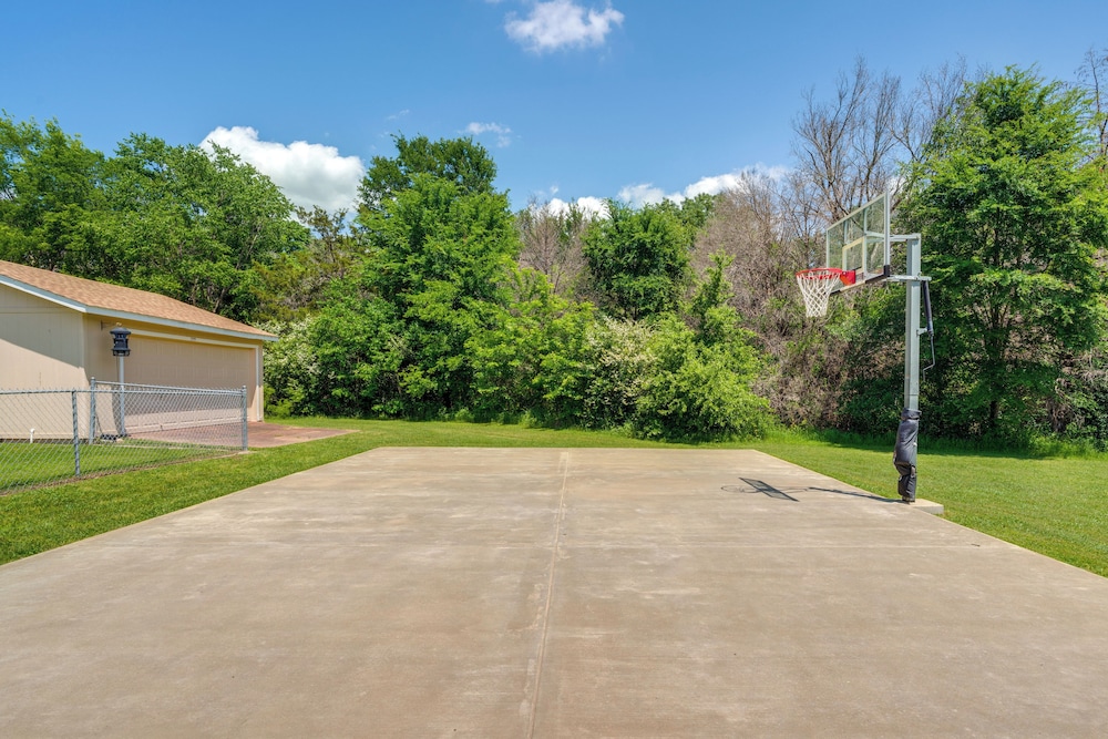 Sunrise Cove RC Llc: Lakefront Home w/ 2 Casitas!