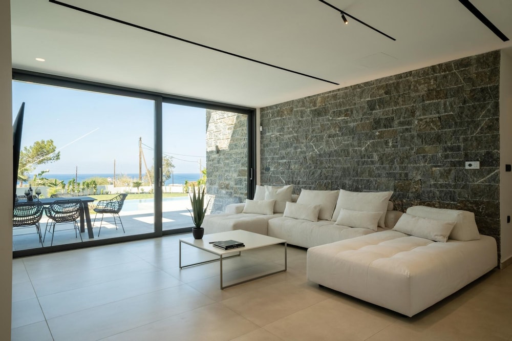 Aethra Grand- Luxury 5-bed Villa 850m From Beach