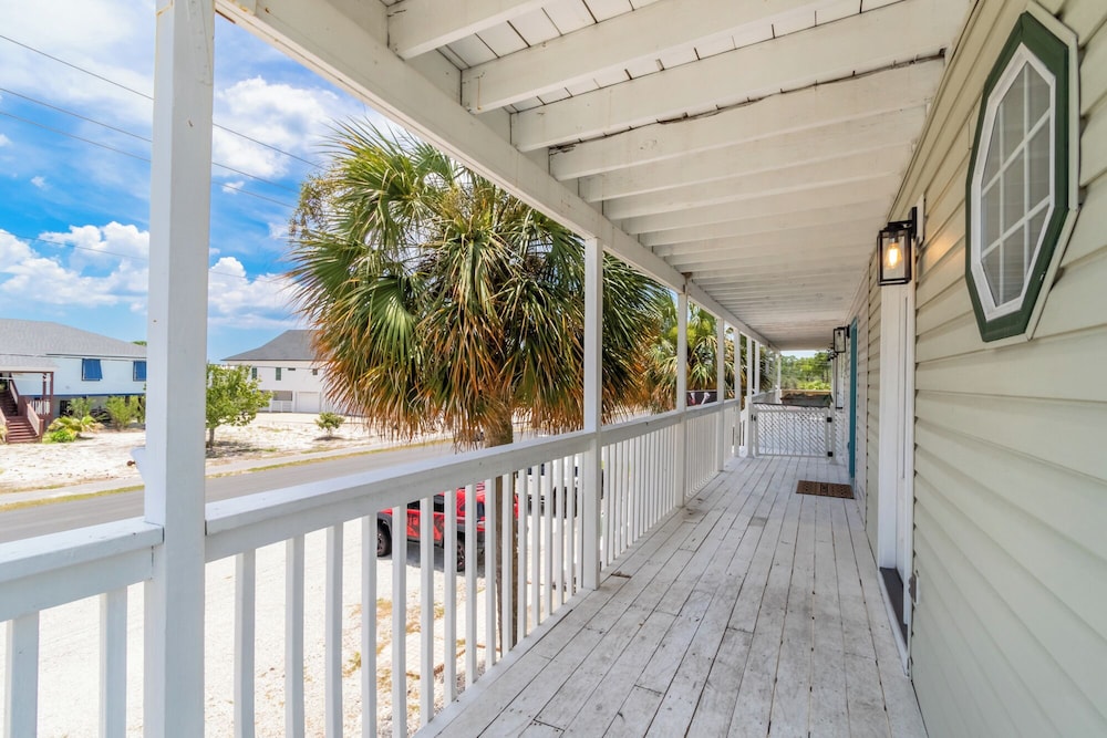Ocean View Condo, Easy Acces to the Pool and Private Walkway to the Beach by RedAwning