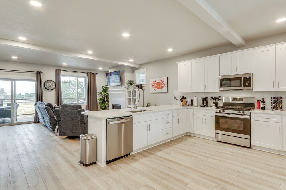 Columbia River Views: Spacious Hammond Getaway!
