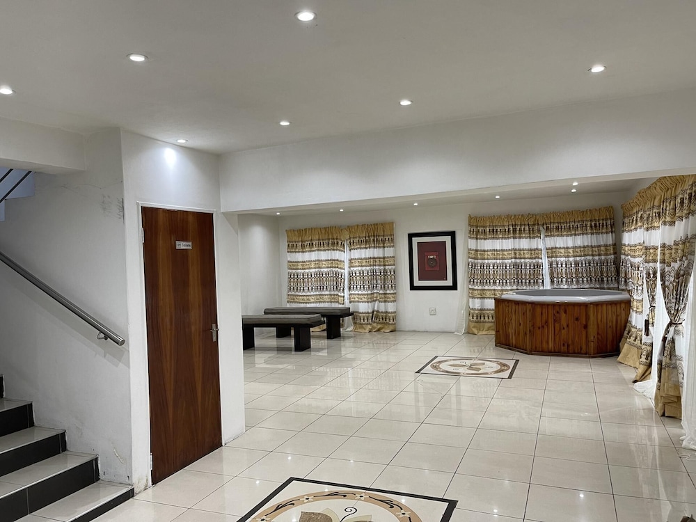 Remarkable 5-bed House in Springs & Nigel