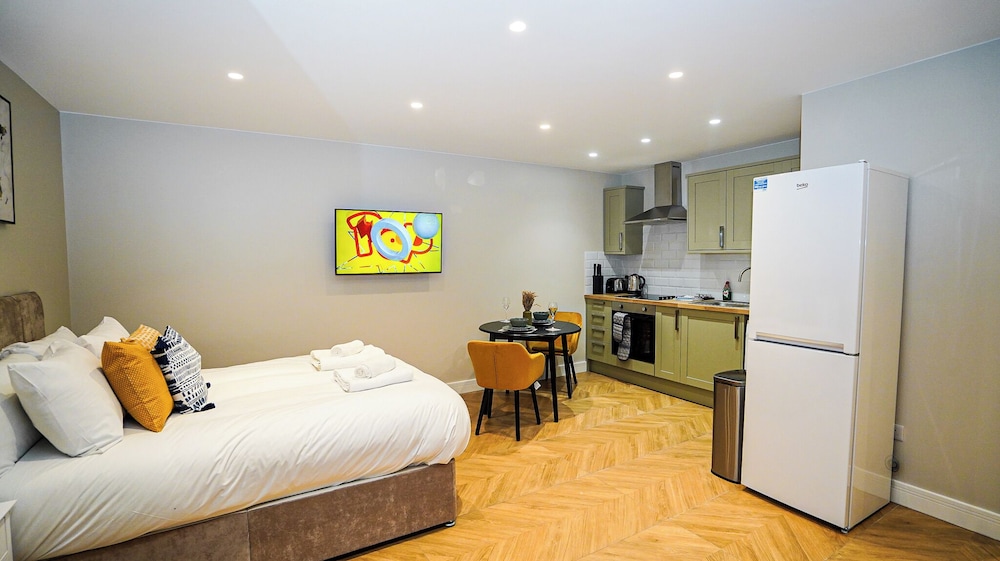 E2M Wisteria House Heathrow Free Parking view 3