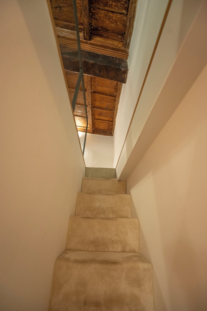 Spanish Steps Romantic Nest With Balcony