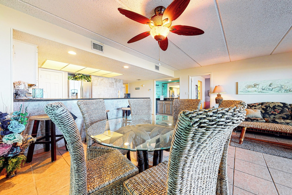 Gulf-view 3BR w/ Gourmet Kitchen, Tennis & Pools