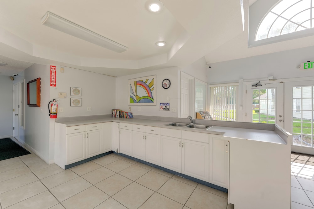 8 Mi to Disney: Resort-style Condo w/ Pool Access