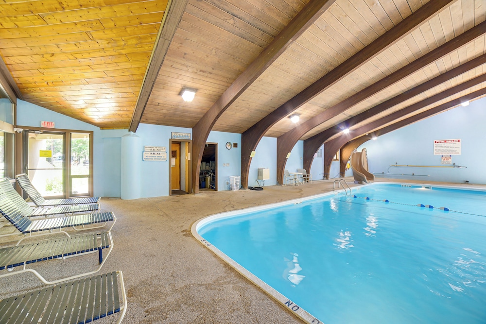 Lake Access, Pools & More: Family Home in Stanwood