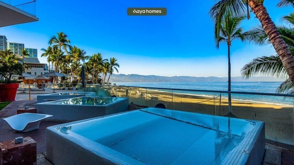 Oceanview 3BR Apt With Beach Access - Pools - Gym