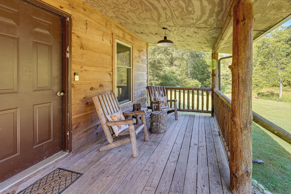Rustic, Woodsy Cabin in Palestine w/ Pool Table!