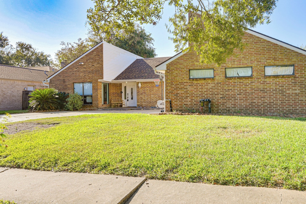 Shop & Explore: Duplex Unit 8 Mi to NRG Stadium!