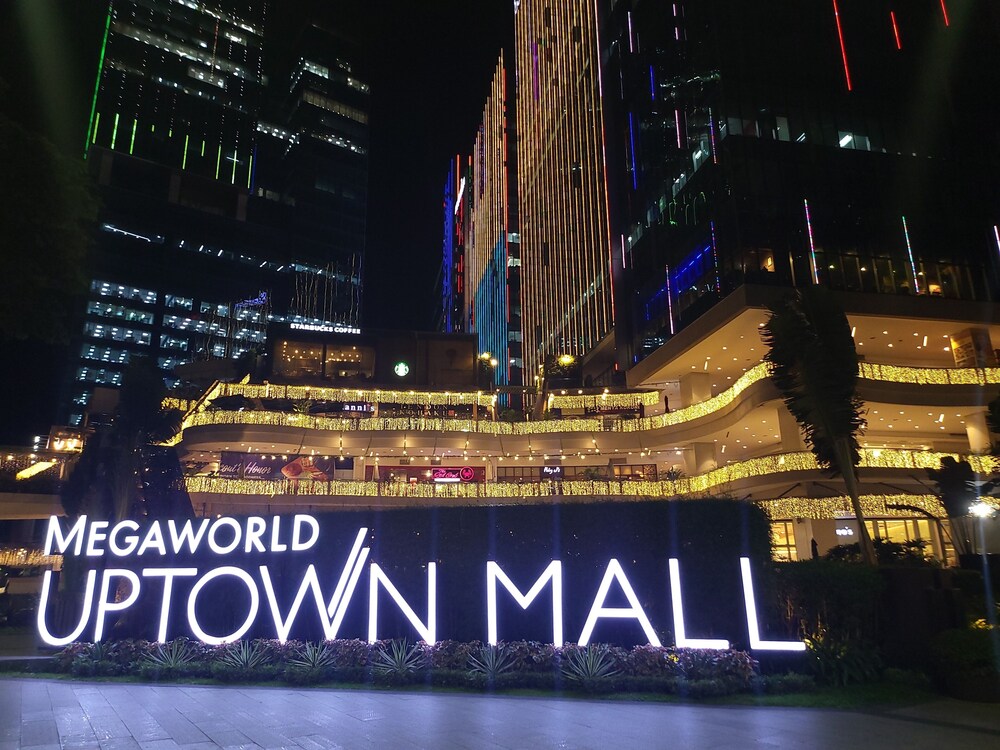 Luxury Upscale Retreat in Uptown Bgc, Metro Manila view 4