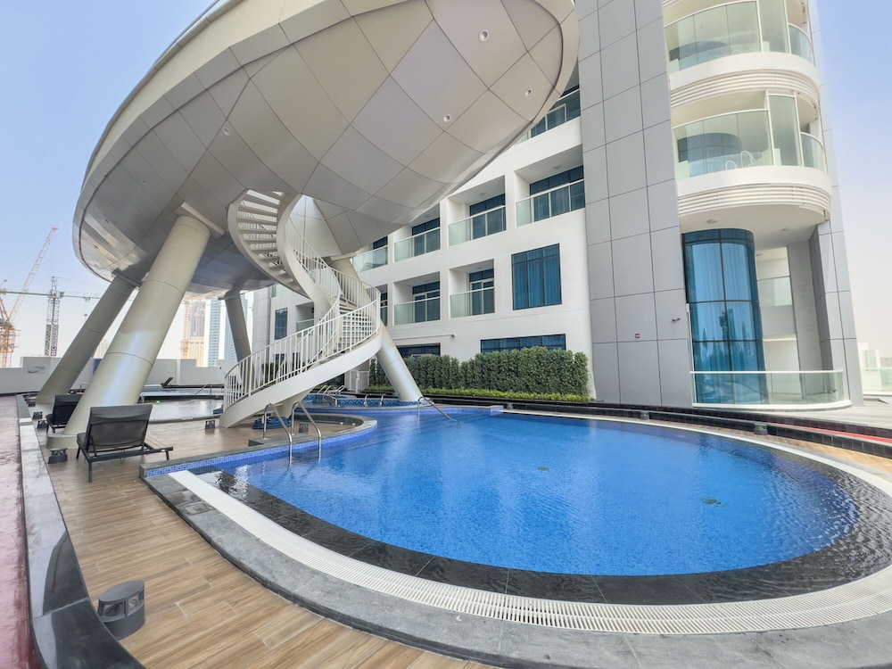Vogue Opalz short Drive to Dubai Hills M