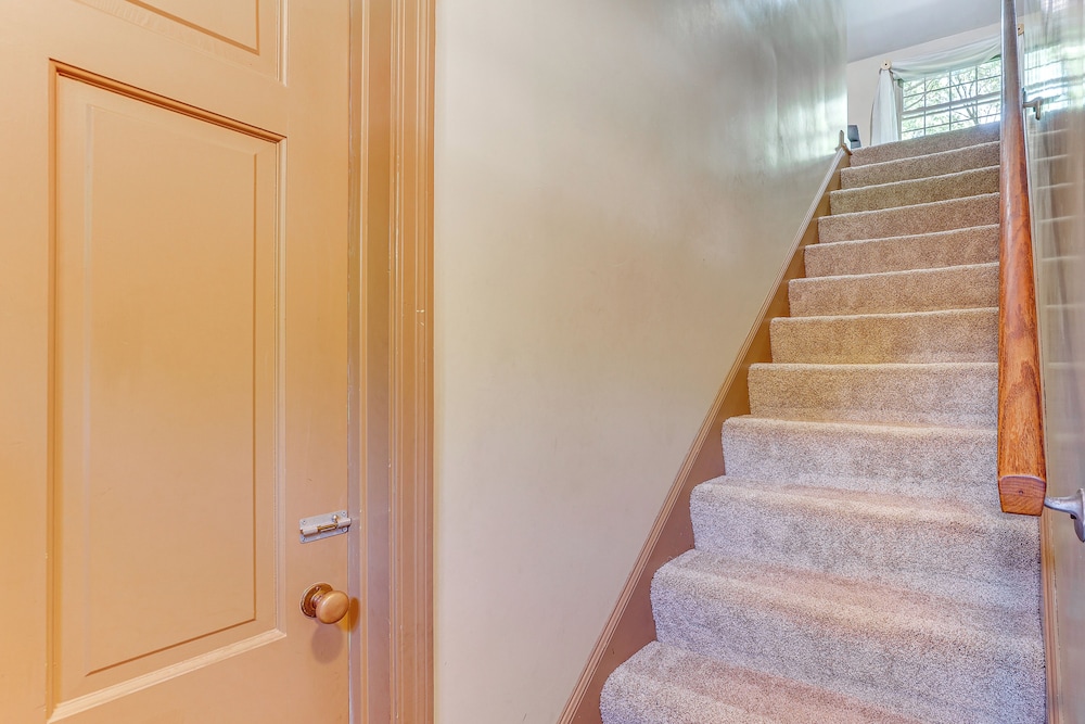 1 Mi to Dtwn Salem: Apt w/ Garage Access!