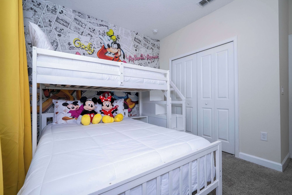 Stunning Game Room & Pool Jacuzzi Storey Lake 2799