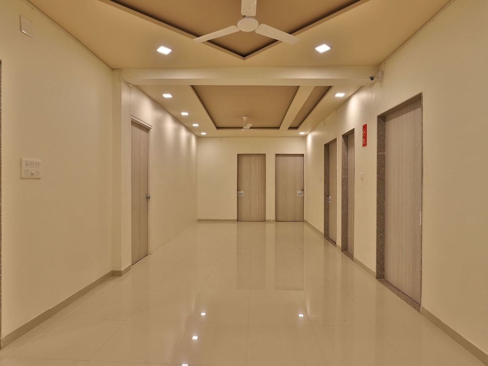 OYO 11750 Hotel Starz
