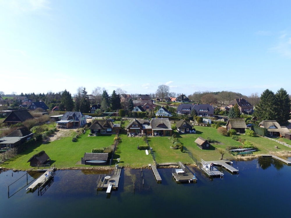 Schaal Lake Paradise