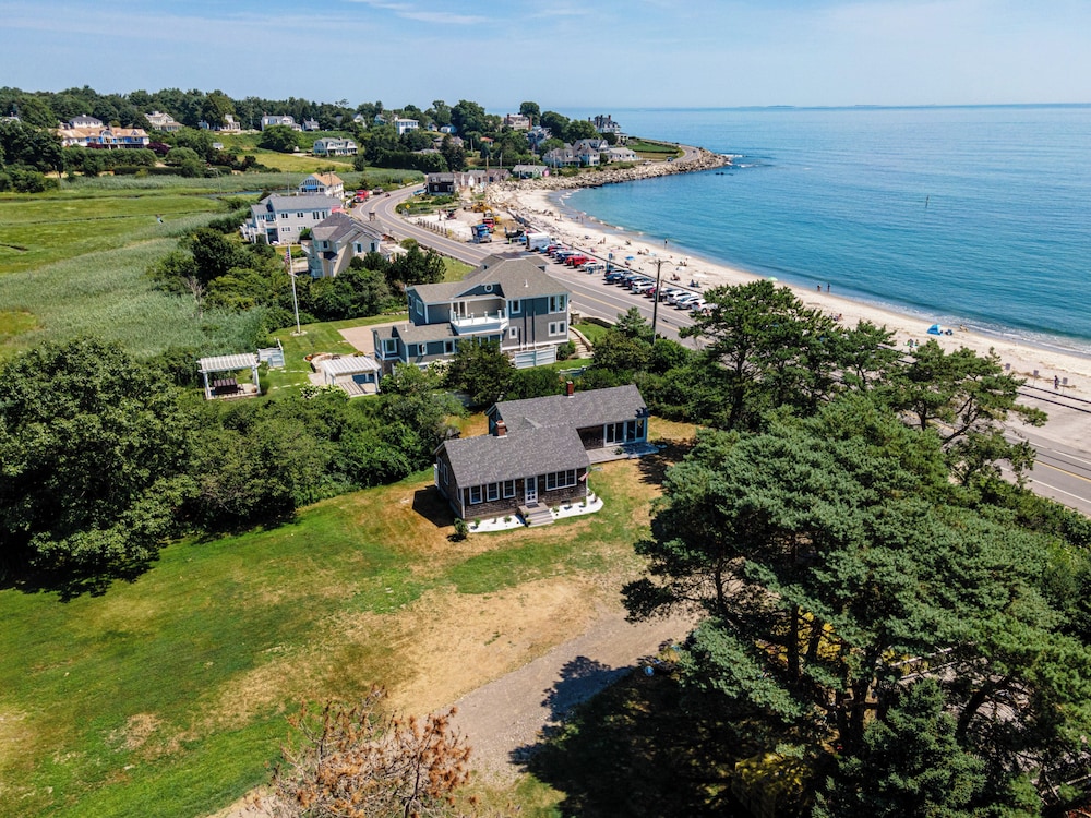 Steps to North Hampton Beach: Cottage w/ Deck!