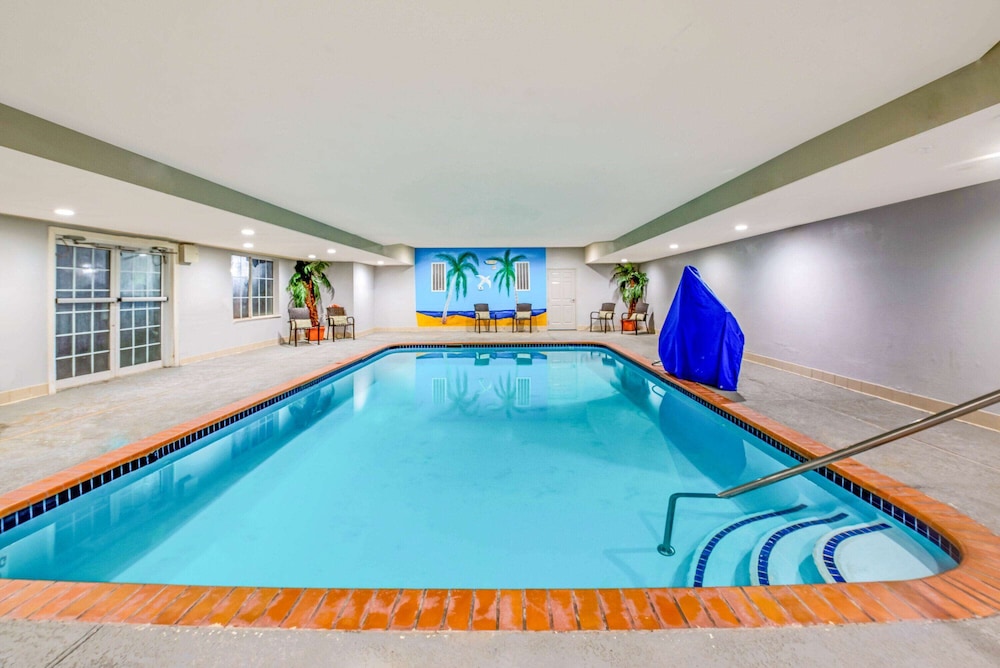La Quinta Inn Suites by Wyndham Kingwood Houston IAH Airpt - Property Image 16