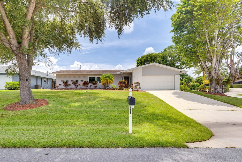 Tropical Florida Abode w/ Pool  Screened-in Patio - Property Image 3