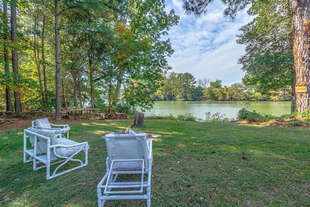 Dine Al Fresco: Reedville Home w/ Dock