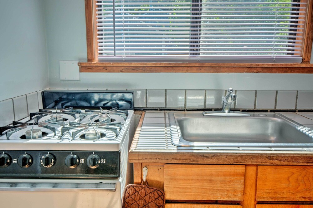 Ashland Vacations - Warm Inviting Ashland Cottage < Half-mile to SOU - Property Image 19