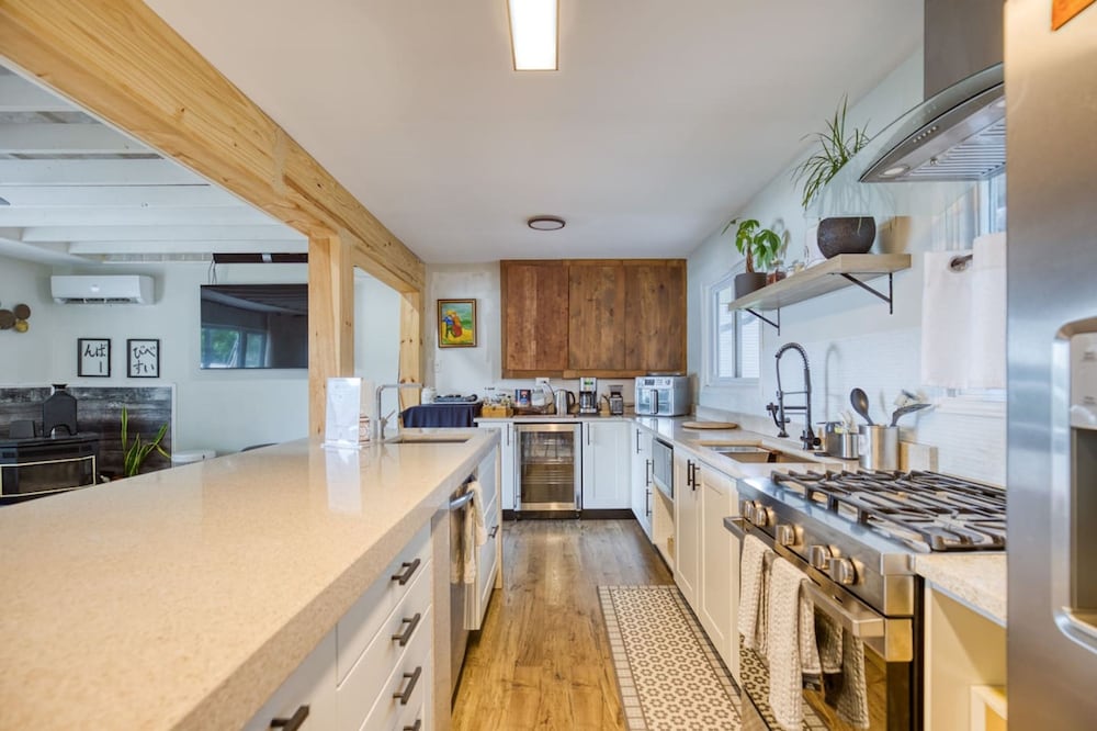 Waterfront Cottage w Swim Spa BBQ Close to Skiing