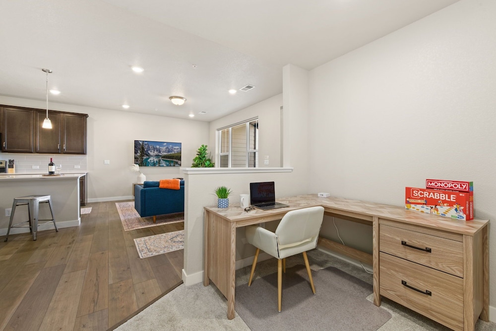 Northfield Hideaway, King Suite, EV, Pet-friendly