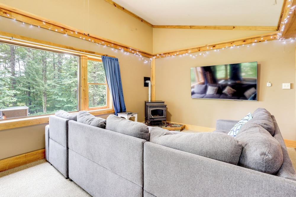 7 Mi to Glens Falls: Peaceful Retreat w/ Game Room