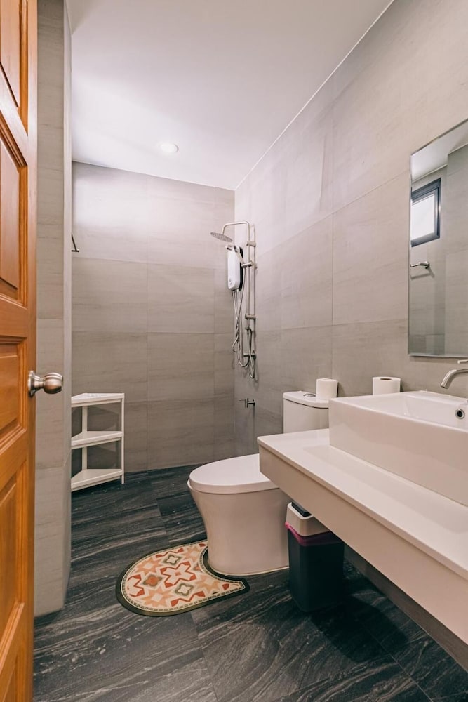 Modern Family House - 4 Bedrooms 5 Mins From Old Town With Gallery - Deja Home