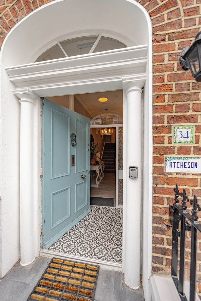 The Ivy House on Clarendon
