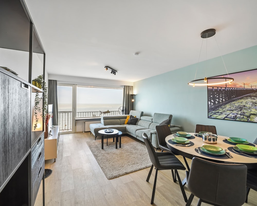 Modern 2-bedroom Flat With sea Views