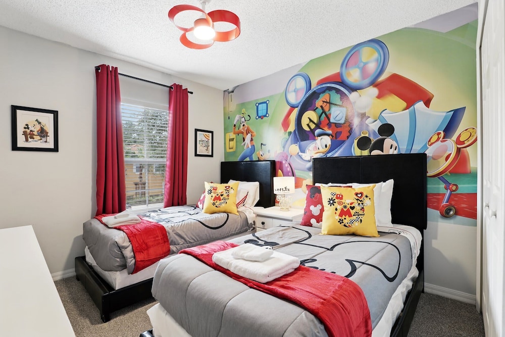 Disney Charm, Steps From Pool and Clubhouse!