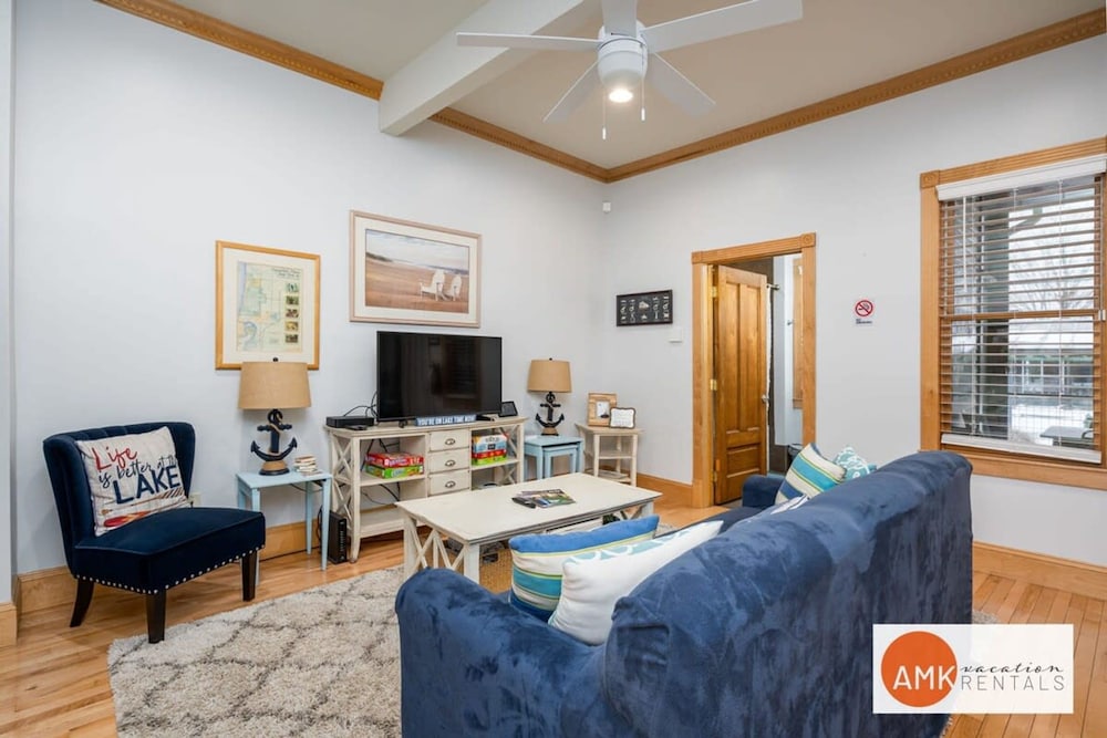 Lake Life Getaway - Condo Near Downtown