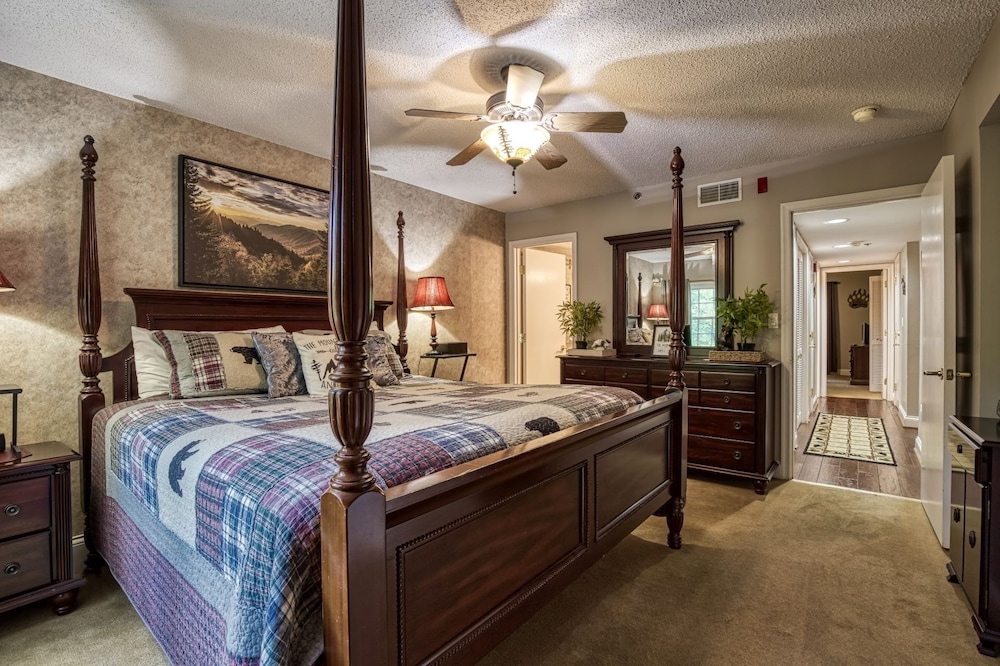 Gatehouse 203 - Great Condos Just Outside Downtown Gatlinburg! 2 Bedroom Condo by RedAwning view 4