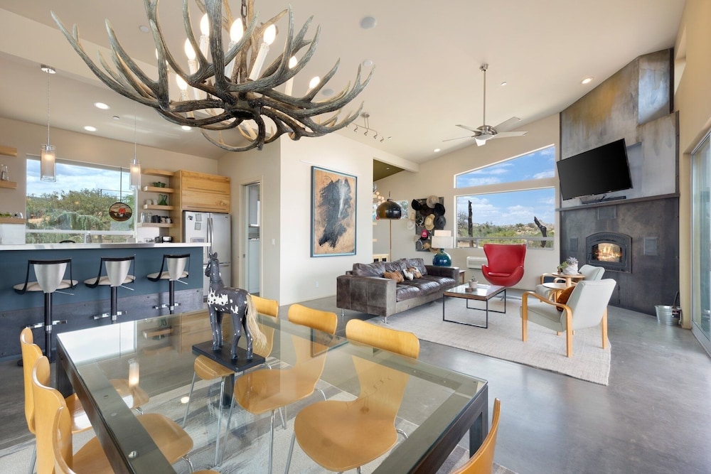 Jackalope Junction-pool, Hot Tub, Fire Pit, Bbq & Desert Views! 2 Bedroom Home by RedAwning
