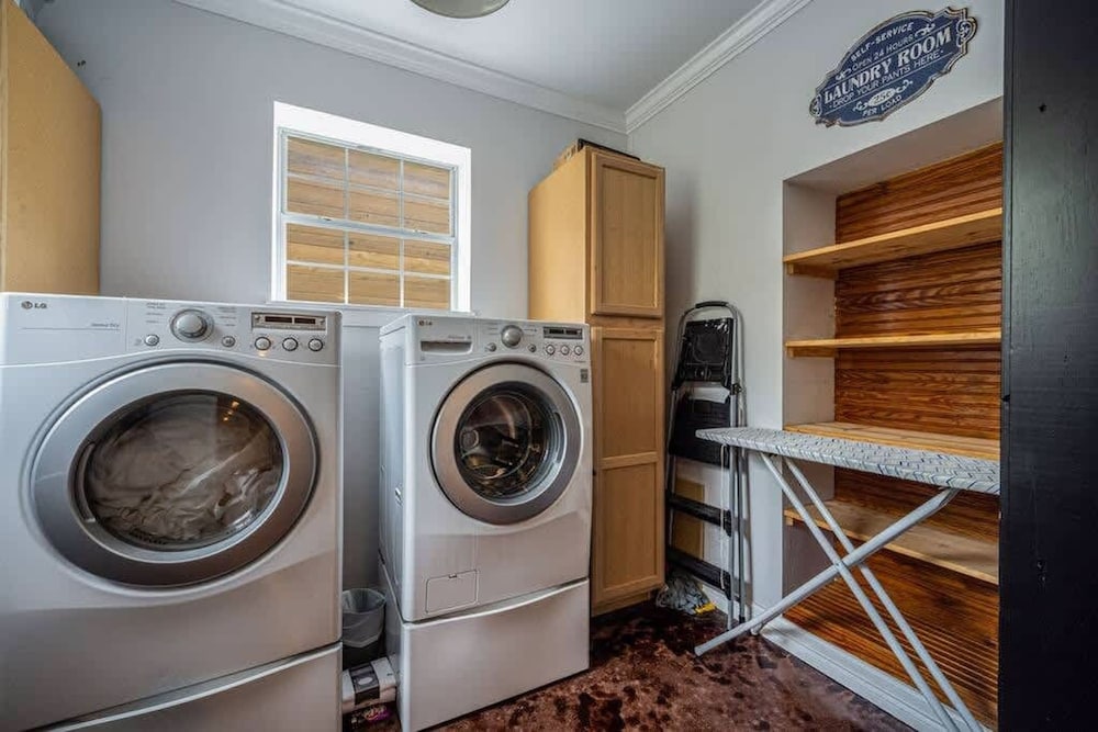 Luxurious Historic 5BR Fredericksburg inn w spa