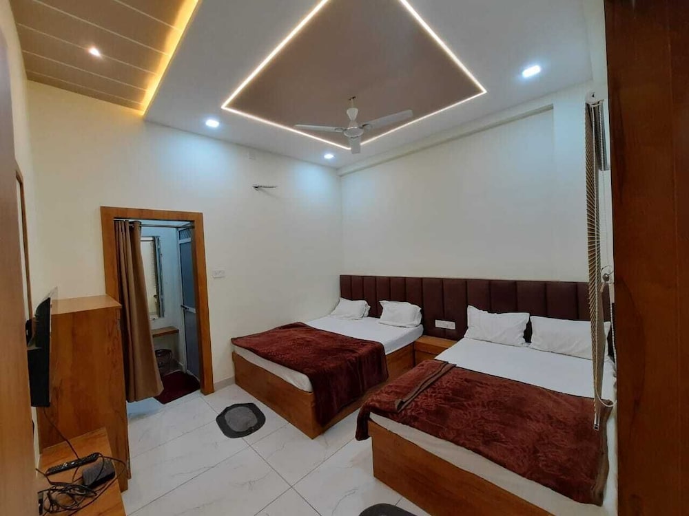 Hotel G R Inn near Temple & Rail Station