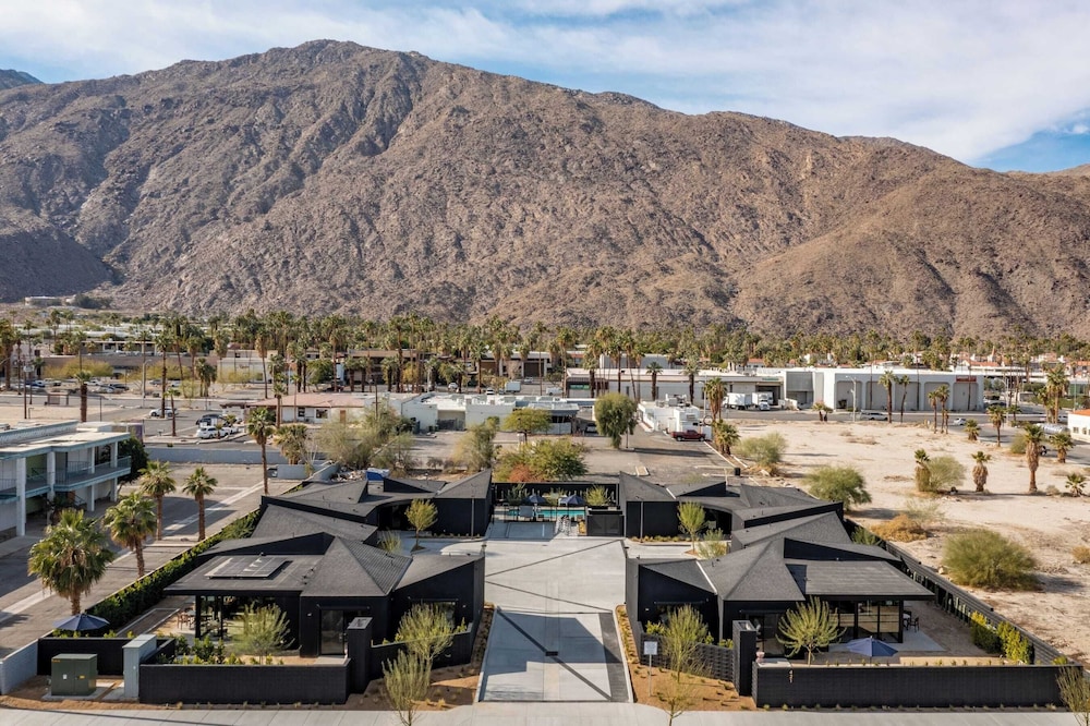 Blackhaus B : 4 Bedroom Suite by Avantstay 4-rooms