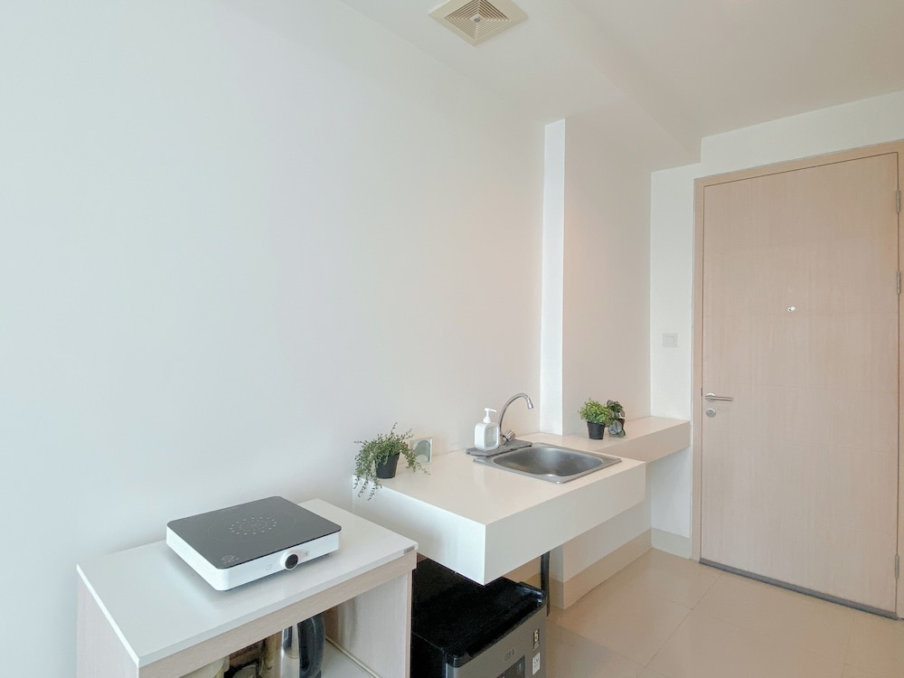 Minimalist Comfy Studio Apartment At Tree Park City Bsd