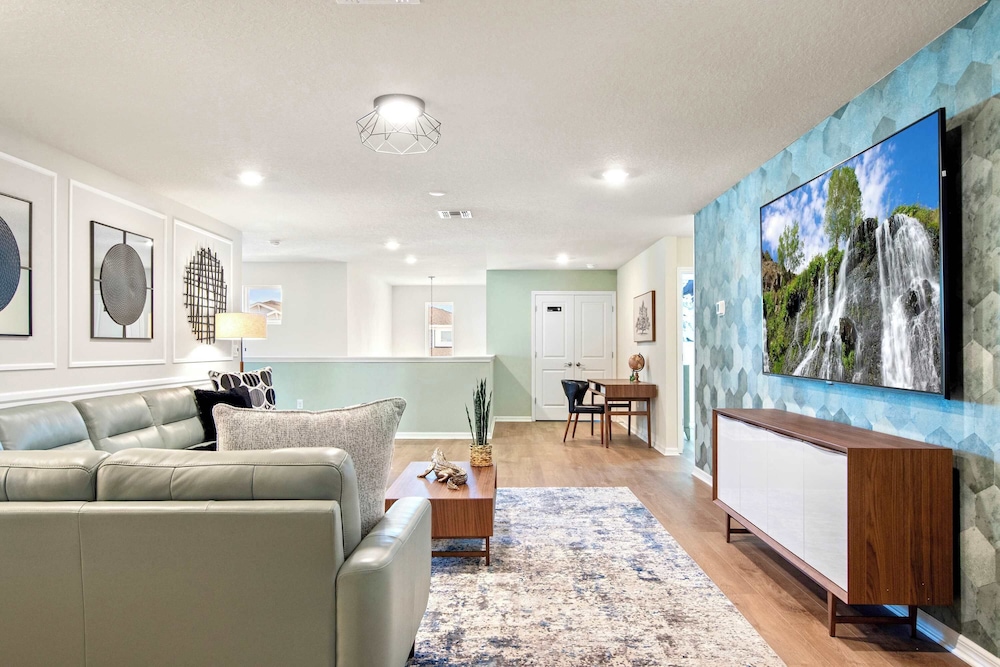 Bright & Spacious 7BR Pool Villa w/ Game Loft New Windsor Cay Resort Near Disney