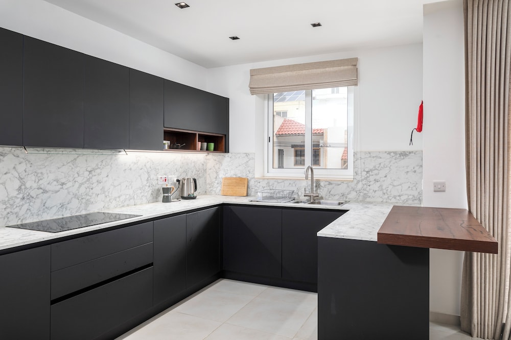 Modern Stylish 3 BR APT with Balcony