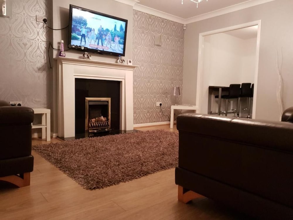 Charming Liverpool Home With Gardens and Parking