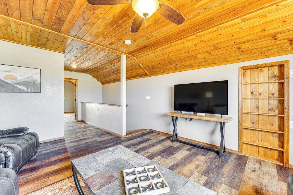 3 Mi to Trails: Secluded Eagar Cabin w/ Mtn Views!