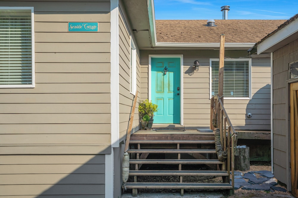 6 Mi to Main St: Oceanfront Cottage in Ketchikan